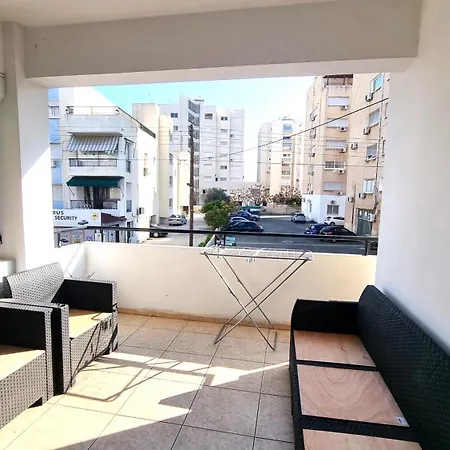 2 Beachside Apts, 5min Walk To Shore With Internet Апартаменты Ларнака