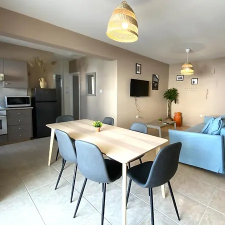 2 Beachside Apts, 5min Walk To Shore With Internet Ларнака