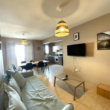 2 Beachside Apts, 5min Walk To Shore With Internet * Larnaca