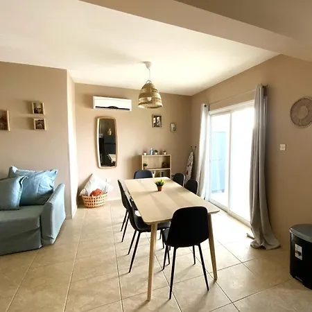 2 Beachside Apts, 5min Walk To Shore With Internet Apartment