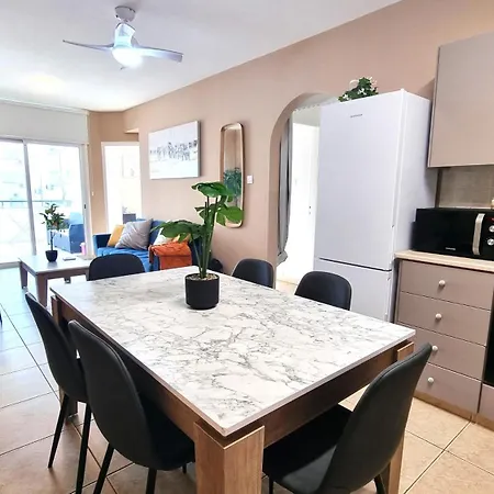 Апартаменти 2 Beachside Apts, 5min Walk To Shore With Internet Ларнака